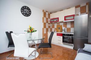 Kuchyň nebo kuchyňský kout v ubytování Apartmani Maras