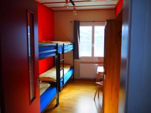 
Ein Etagenbett oder Etagenbetten in einem Zimmer der Unterkunft Hostel Rotschuo Jugend- und Familienferien
