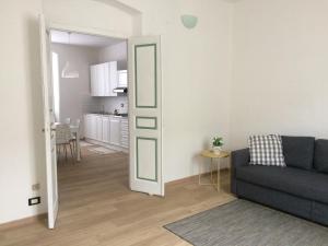 Una sala de estar con un sofá y una cocina. en Bixio9, en La Spezia