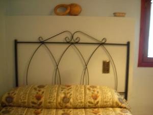 a bed with a metal head board in a room at Casa frari in Peralta de la Sal