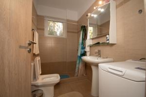 un baño con inodoro y lavabo en Seaside Apartment-George, en Kalí Limenes 14 fotos más