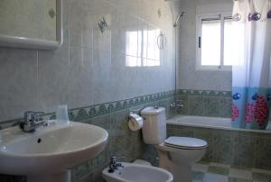 Ванная комната в Apartamentos Bellavista Bolonia +16 фотографий
