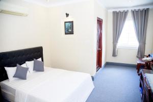Postel nebo postele na pokoji v ubytování Ha Trinh Hotel + 33 fotografií