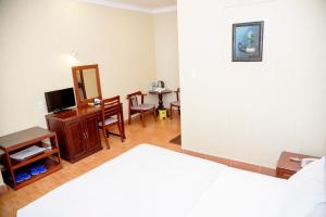 Sjónvarps- og/eða afþreyingartæki á Ha Trinh Hotel