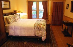 a bedroom with a bed and a window at Sierra Trails Inn in Mariposa