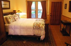 una camera da letto con un letto e una finestra di Sierra Trails Inn a Mariposa