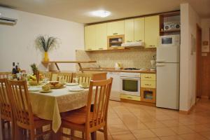 Kuchyňa alebo kuchynka v ubytovaní Apartment Radalj