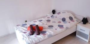 a bed in a room with avertisementatronatronstrationbestosbestosbestosbestosbestos at David 3 in Pula