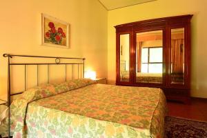 A bed or beds in a room at Agriturismo IL BORGHETTO