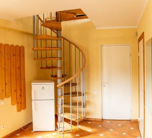 escalera de caracol en una habitación con nevera en Plavinas residence, en Pļaviņas