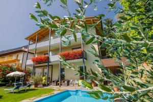 una casa con piscina frente a ella en Garni Raffein, en Lana