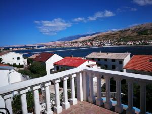 帕島的住宿－Apartments Vozab，享有城市和水景的阳台