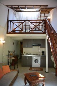 Sala de estar con cocina y loft en T3 Duplex Meublé Lagon Réunion, en La Saline-Les-Bains