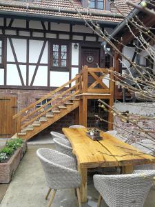 una mesa de madera con sillas y escaleras de madera en Ferienhaus Annabell, en Weisbach