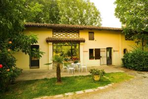 A garden outside Agriturismo IL BORGHETTO