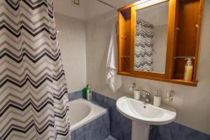 Bilik mandi di Anemomylos House +35 gambar