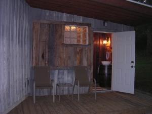 dwa krzesła i stół w domu z drzwiami w obiekcie Panther Valley Ranch w mieście Morning Star