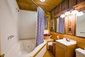 a bathroom with a white tub and a sink at Panther Valley Ranch in Morning Star +102 photos