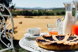 - une table avec une tarte et une carafe de lait dans l'établissement Agriturismo La Sorgente, à Fonteblanda