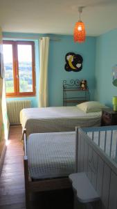 a bedroom with two beds and a window at Chateau Cottage in Carlux