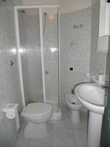 カポテッラにあるB&B Il Vignetoのバスルーム(シャワー、トイレ、シンク付)