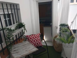 コニル・デ・ラ・フロンテーラにあるConil apartamentos la Dama y el Vagabundoの弁当付き玄関