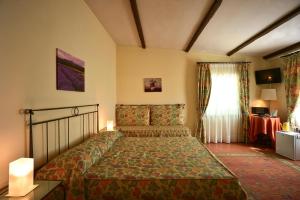 A bed or beds in a room at Agriturismo IL BORGHETTO