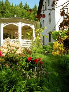 a garden with flowers in front of a house at Pension Waldesblick in Friedrichroda