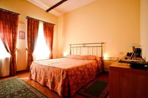 A bed or beds in a room at Agriturismo IL BORGHETTO