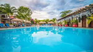 a swimming pool at the resort at Pousada das Seriemas in Pirenópolis