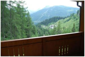 una finestra con vista sulle montagne di Case Vacanze Gli Scoiattoli a Madesimo