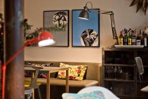 Casa das Janelas com Vista في لشبونة: غرفة معيشة مع أريكة ومصباح