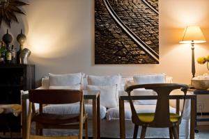 Casa das Janelas com Vista في لشبونة: غرفة طعام مع أريكة وطاولة وكراسي