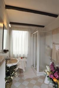 A bathroom at Agriturismo IL BORGHETTO