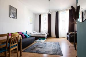 ein Wohnzimmer mit einem Sofa und einem Tisch in der Unterkunft Folk Deluxe in Lublin