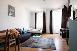 una sala de estar con un sofá y una mesa en Apartamenty Folk Deluxe, en Lublin