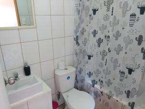 La salle de bains est pourvue de toilettes et d'un lavabo. dans l'établissement Hostal Maria Casa, à La Serena