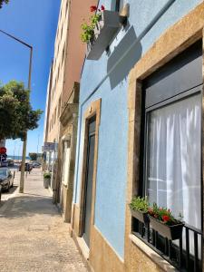 - un bâtiment avec une fenêtre fleurie dans l'établissement OportoWaves, à Matosinhos