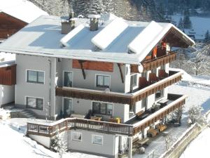 eine Luftansicht eines Hauses im Schnee in der Unterkunft Haus Schönblick in Bach