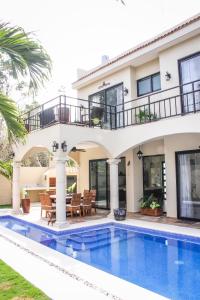 Swimming pool sa o malapit sa Tulum Stunning Villa for 10-Cabana-Private Pool-Parking
