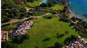 una vista aerea di case su una collina vicino all'oceano di Aldeamento Turistico da Prainha ad Alvor