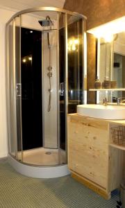 y baño con ducha y lavamanos. en Les Sauges, en Isigny-sur-Mer