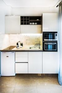 A kitchen or kitchenette at White Rhino White Tower