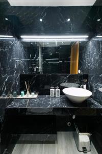 A bathroom at White Rhino White Tower
