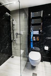 A bathroom at White Rhino White Tower