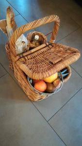 a basket full of fruit on the floor at les Pénates appartement terrasse in Saint-Max