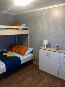 - une chambre avec 2 lits superposés et un bureau dans l'établissement FISHKA HOUSE Domek wypoczynkowy, à Zator