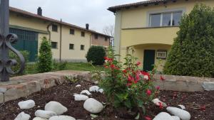 einen Garten mit Pflanze und Felsen vor einem Haus in der Unterkunft Casa Selene Rocchi in Savignano sul Panaro
