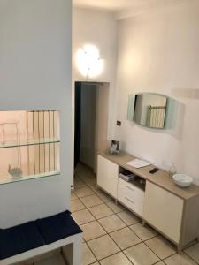 bagno con lavandino e specchio di Residenza Juvarra Deluxe a Torino