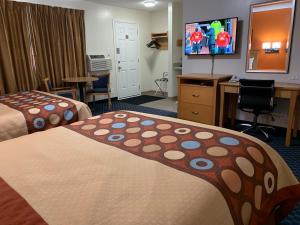 TV a/nebo společenská místnost v ubytování Westway Inn Motel